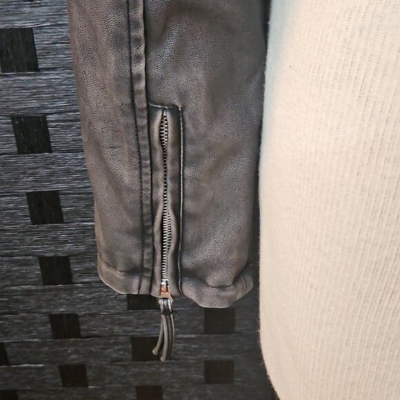 Urban Outfitters Iets Frans Jessy Faux Leather Cropped Moto Jacket Size Medium - Picture 9 of 13